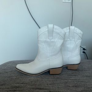 *NEVER WORN* white cowboy boots